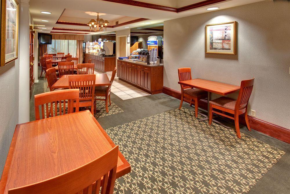 Holiday Inn Express Cedar Rapids - Collins Road By Ihg Restaurant foto