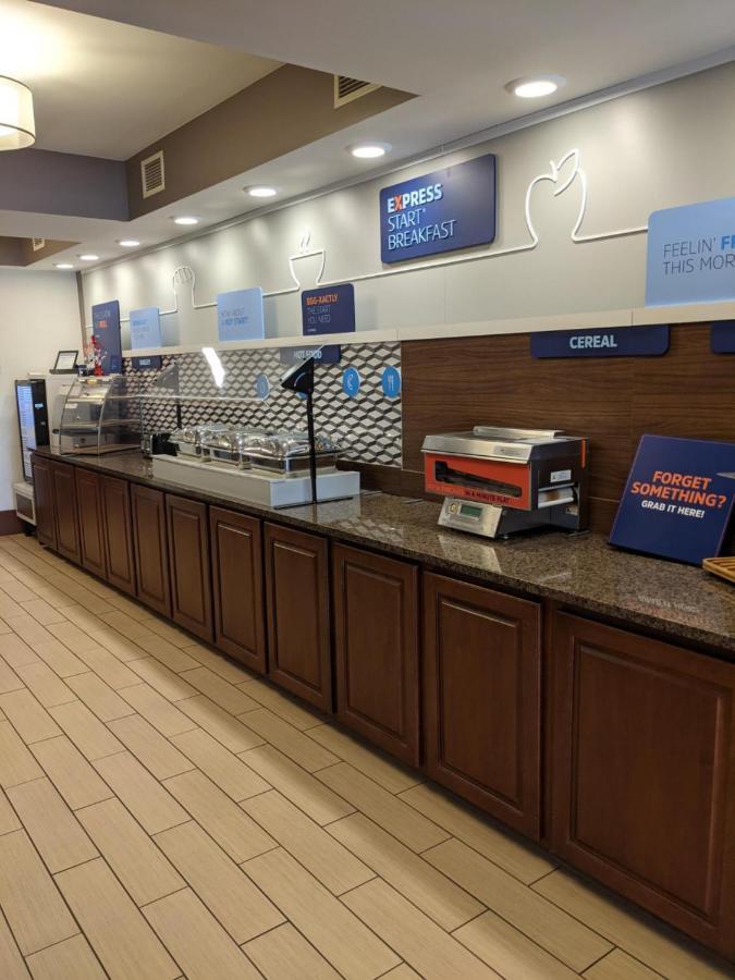Holiday Inn Express Cedar Rapids - Collins Road By Ihg Buitenkant foto