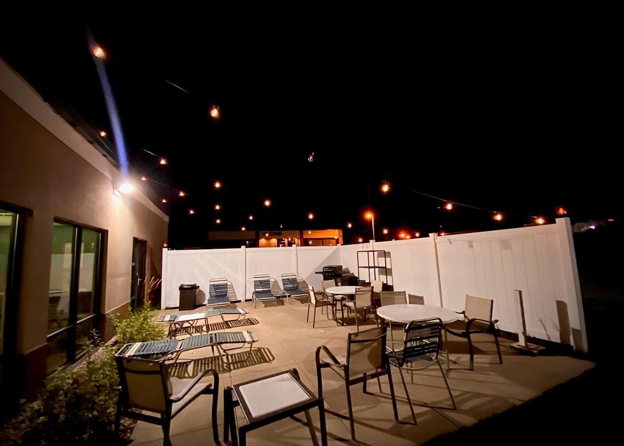 Holiday Inn Express Cedar Rapids - Collins Road By Ihg Buitenkant foto