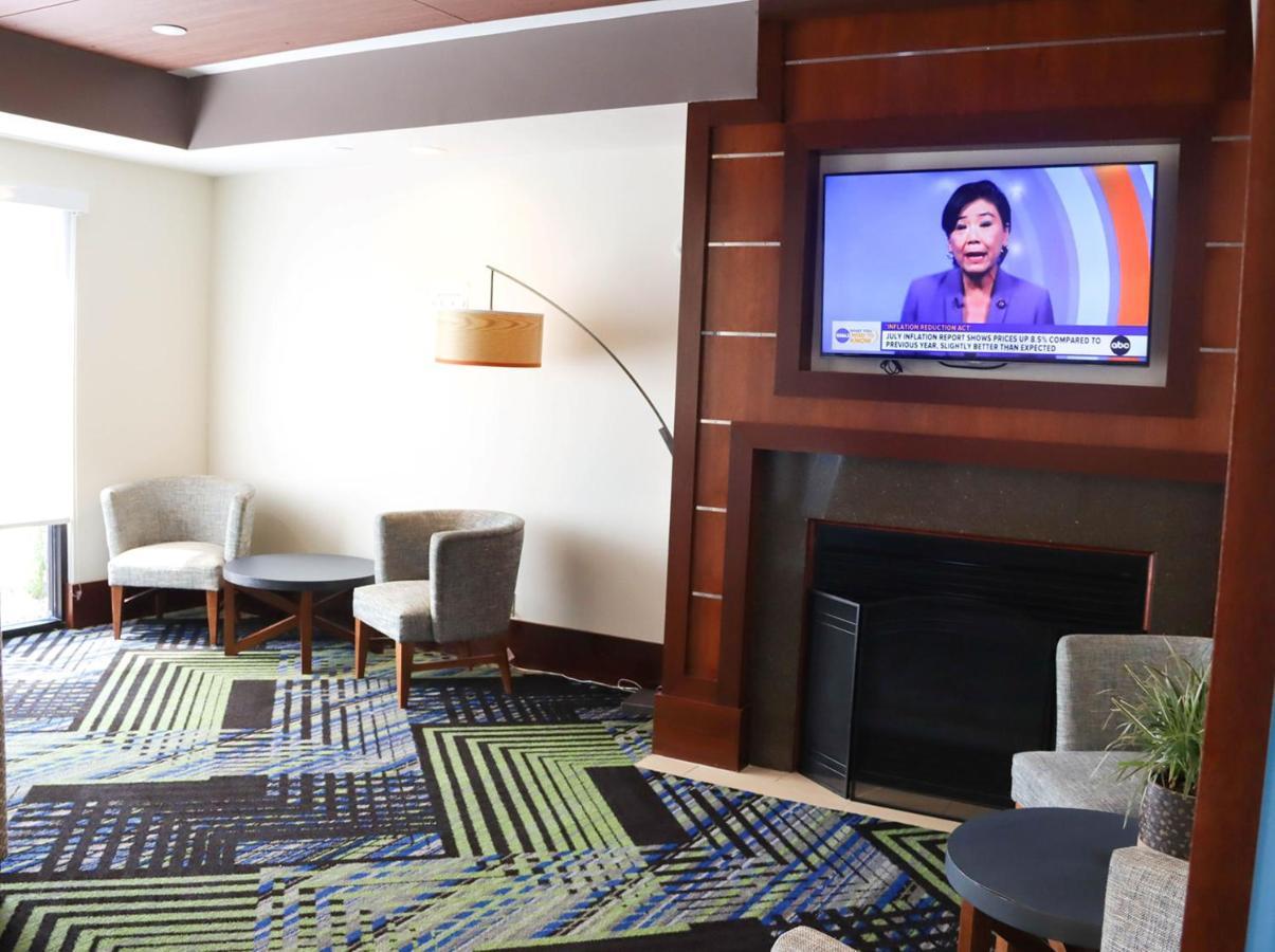 Holiday Inn Express Cedar Rapids - Collins Road By Ihg Buitenkant foto