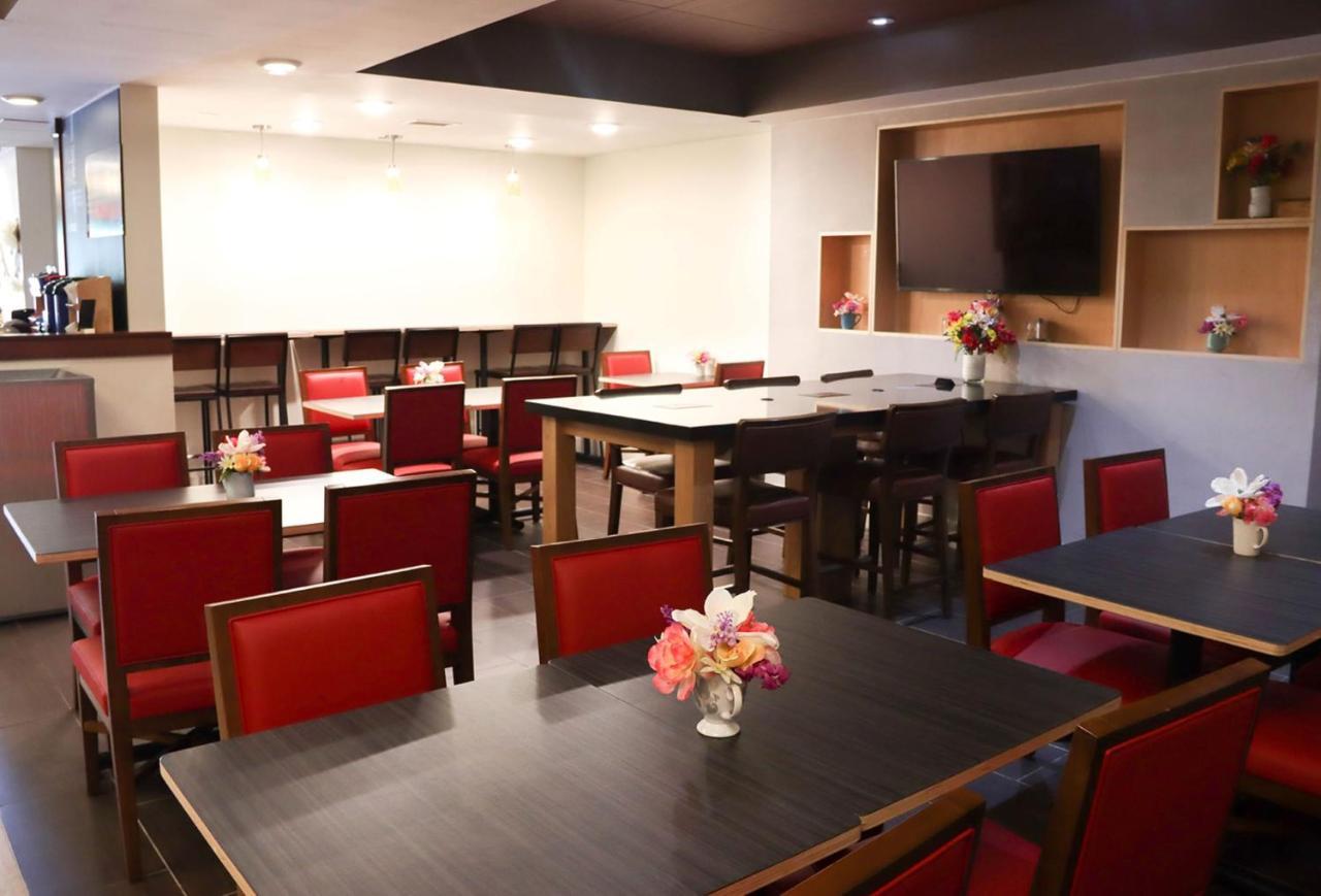 Holiday Inn Express Cedar Rapids - Collins Road By Ihg Buitenkant foto
