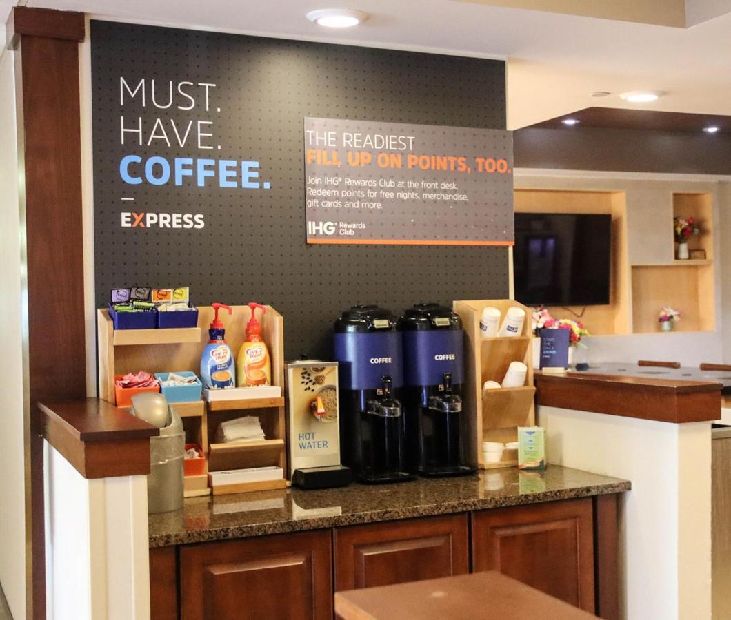 Holiday Inn Express Cedar Rapids - Collins Road By Ihg Buitenkant foto