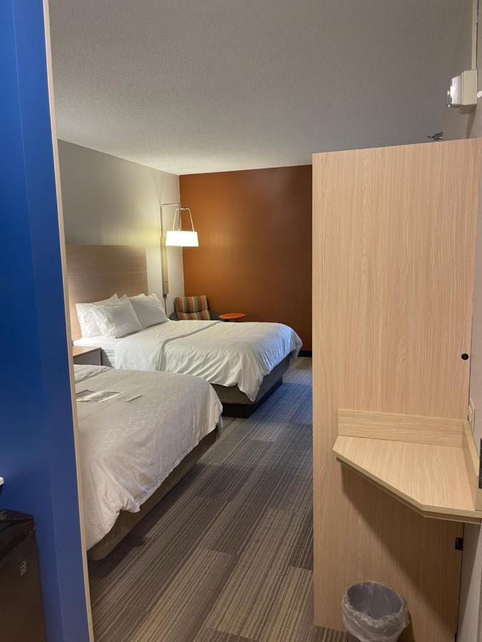 Holiday Inn Express Cedar Rapids - Collins Road By Ihg Buitenkant foto