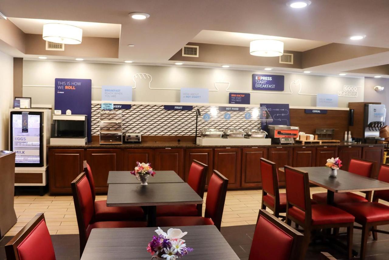 Holiday Inn Express Cedar Rapids - Collins Road By Ihg Buitenkant foto