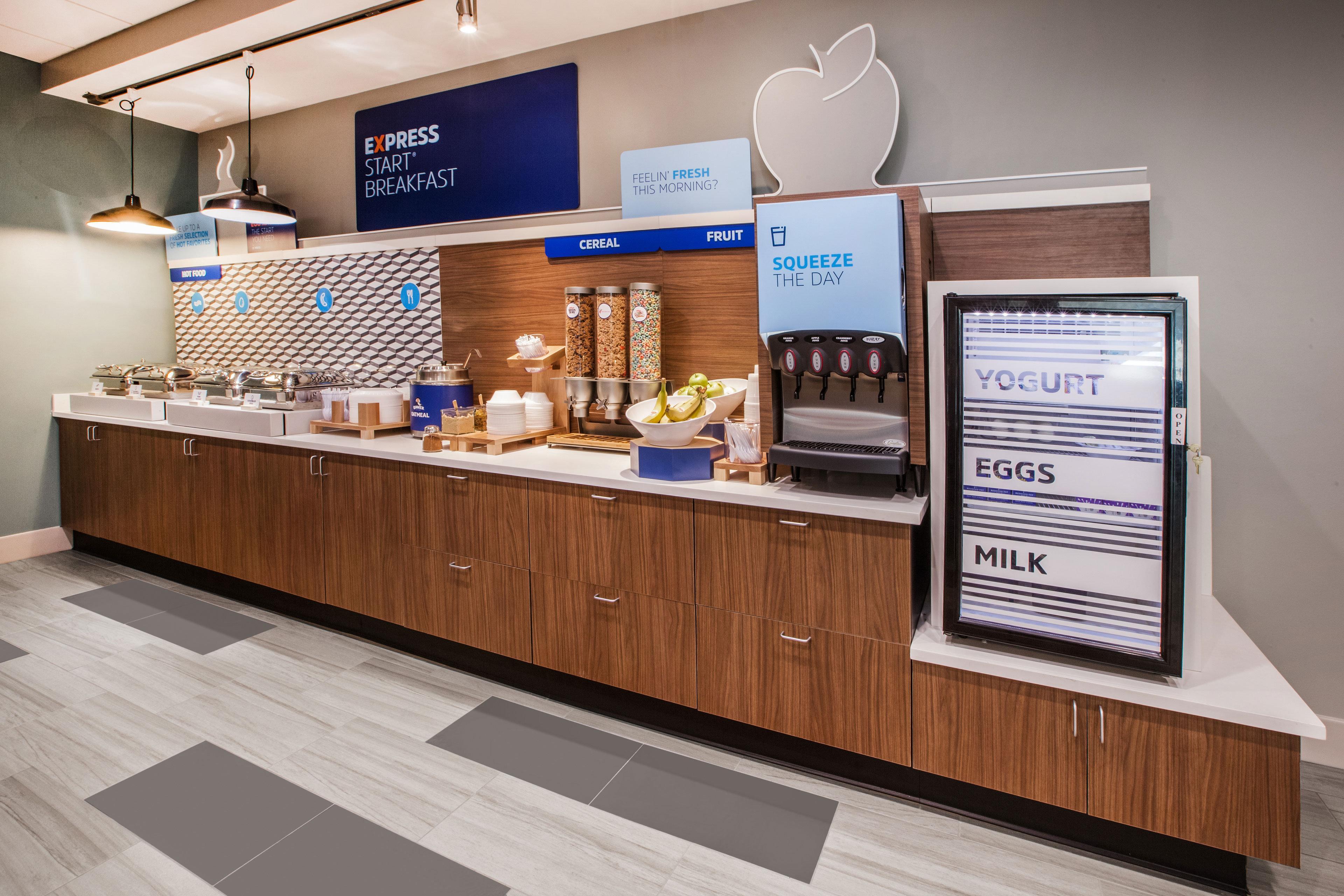 Holiday Inn Express Cedar Rapids - Collins Road By Ihg Buitenkant foto