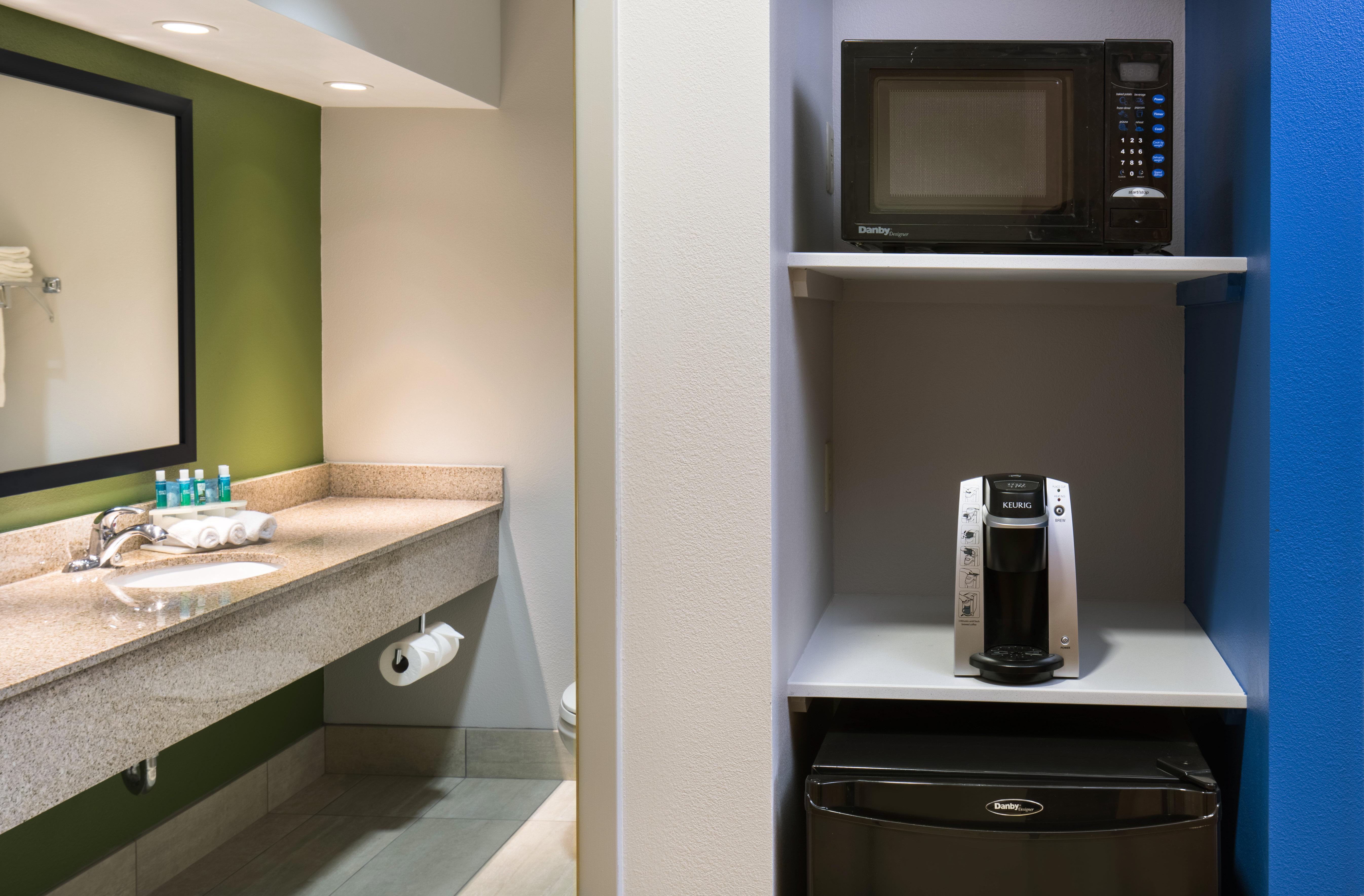 Holiday Inn Express Cedar Rapids - Collins Road By Ihg Buitenkant foto